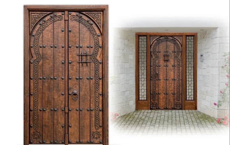 درب چوبی قدیمی با منبت کاری و جزئیات کلاسیک